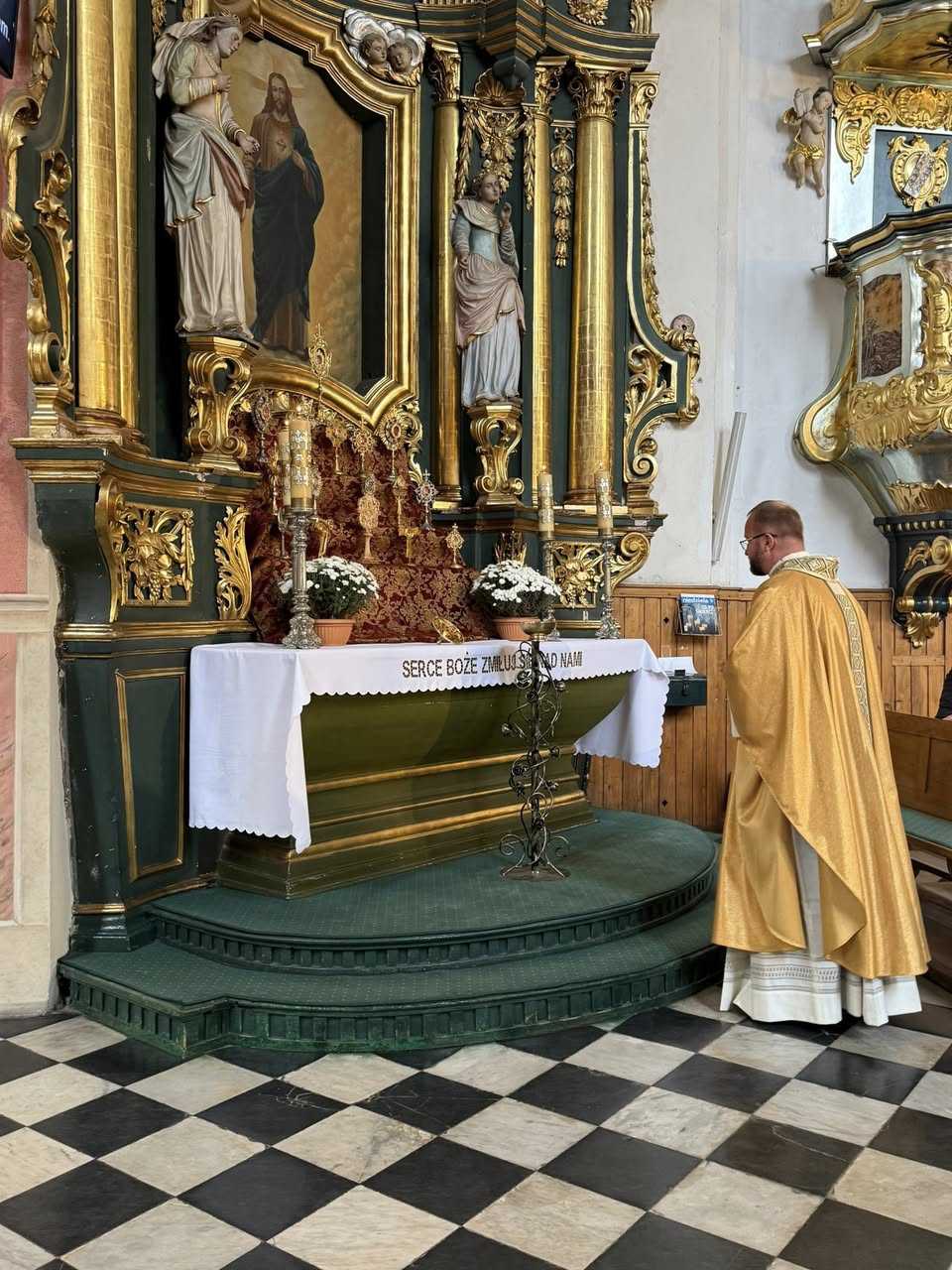 Procesja żałobna do pięciu ołtarzu z odczytaniem wypominek